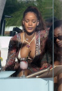 Rihanna Sexy 2 thefappening.so.JPG