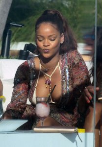 Rihanna Sexy 6 thefappening.so.JPG