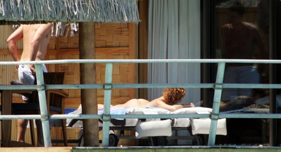 Natasha Kaplinsky89922_NatashaKaplinsky_Bikinihoneymooncandids20052_123_439lo.jpg