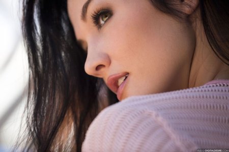 logan-drae-undresses-in-a-shady-spot-02 thefappeningblog.com.jpg