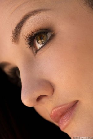 logan-drae-undresses-in-a-shady-spot-04 thefappeningblog.com.jpg