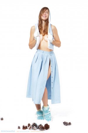 alece-is-ready-for-winter-03 thefappeningblog.com.jpg