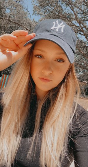 texasthicc-09-05-2020-38227587-Good afternoon Say something about my hat I dare you ).jpg