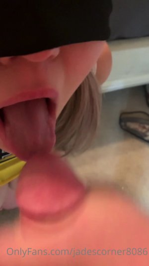 jadescorner8086-12-01-2021-2007189470-A little bit of face painting.mp4_000105855.jpg