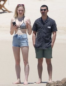 Sophie Turner Sexy  13 thefappeningblog.com.jpg