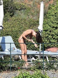 Laura Barriales Sexy & Topless 43 thefappeningblog.com.jpg