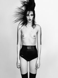 Vittoria Ceretti Topless 2 thefappeningblog.com.jpg