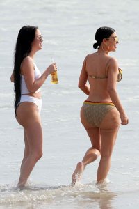 Kim Kardashian & Kourtney Kardashian Sexy 14 thefappeningblog.com.jpg