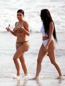 Kim Kardashian & Kourtney Kardashian Sexy 29 thefappeningblog.com.jpg