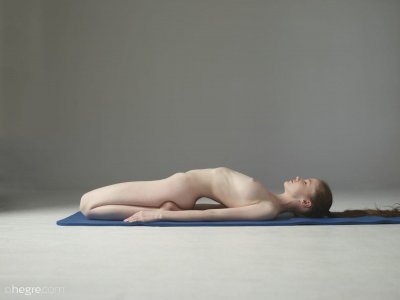 emily-bloom-has-the-most-outstanding-body-that-she-loves-showing-off-03 thefappeningblog.com.jpg