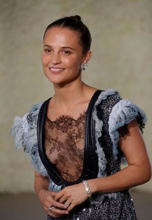 Alicia_Vikander_-_Academy_Museum_Gala_in_Los_Angeles_10_15_2022__9_.jpg