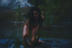 Nicole Trunfio Naked 04.jpg