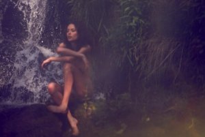 Nicole Trunfio Naked 08.jpg