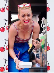 Katy Perry Cleavage 13.jpg