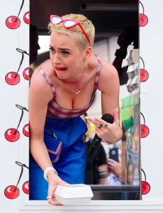 Katy Perry Cleavage 16.jpg