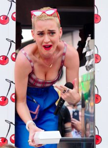 Katy Perry Cleavage 18.jpg