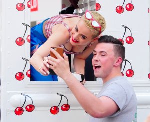 Katy Perry Cleavage 33.jpg