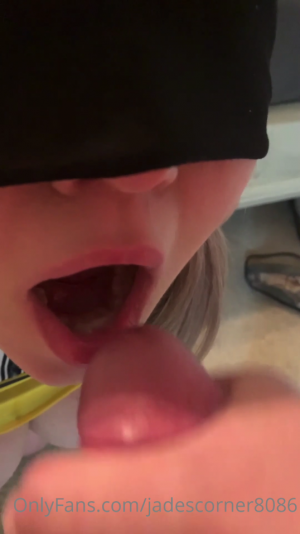 jadescorner8086-12-01-2021-2007189470-A little bit of face painting.mp4_000112445.png