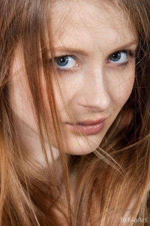 seductive-outdoor-photo-session-with-amazing-daisy-gold-06 thefappeningblog.com.jpg