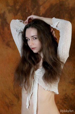 iris-shamelessly-displays-her-perky-body-and-hairy-muff-02 thefappeningblog.com.jpg