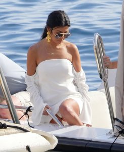 Kourtney Kardashian Upskirt 4 thefappeningblog.com.jpg