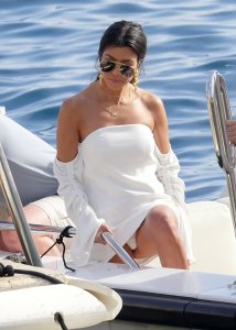 Kourtney Kardashian Upskirt 6 thefappeningblog.com.jpg