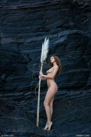 perfectly-shaped-brunette-babe-vika-a-found-perfect-place-for-posing-in-nude-08 thefappeningbl...jpg