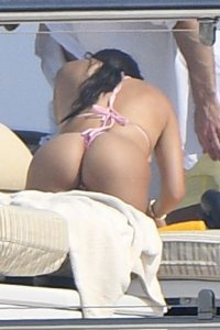 Kourtney Kardashian & Kendall Jenner Sexy New 4.jpg