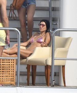 Kourtney Kardashian & Kendall Jenner Sexy New 28.jpg
