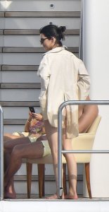 Kourtney Kardashian & Kendall Jenner Sexy New 53.jpg