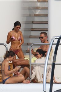 Kourtney Kardashian & Kendall Jenner Sexy New 81.jpg