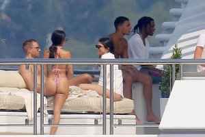 Kourtney Kardashian & Kendall Jenner Sexy New 58.jpg