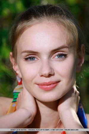 sexy-honey-liz-is-ready-for-a-hot-photo-session-outdoors-15 thefappeningblog.com.jpg