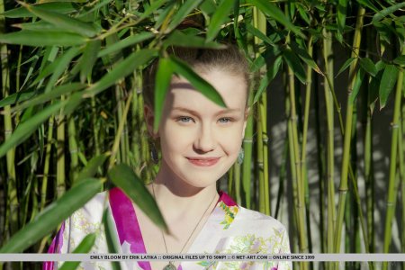 beautiful-emily-bloom-strips-off-her-kimono-showing-her-pussy-01 thefappeningblog.com.jpg