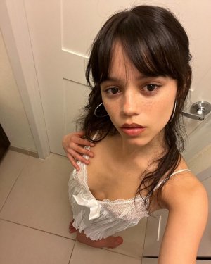 jennaortega_20230127_072623_2.jpg