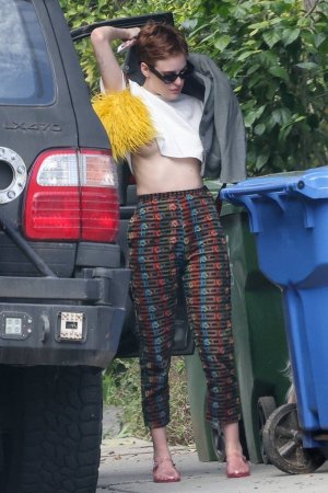 Tallulah-Willis---Seen-while-out-with-her-sister-Scout-in-los-Angeles-07.jpg