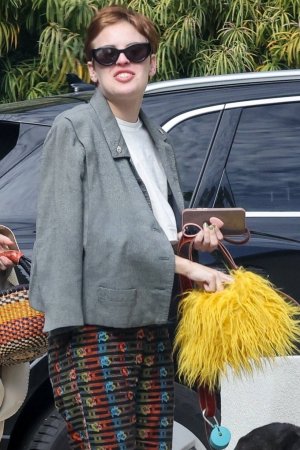 Tallulah-Willis---Seen-while-out-with-her-sister-Scout-in-los-Angeles-02.jpg