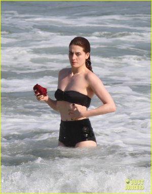 florence-welch-hits-the-beach-with-new-boyfriend-08.jpg