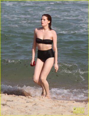 florence-welch-hits-the-beach-with-new-boyfriend-01.jpg