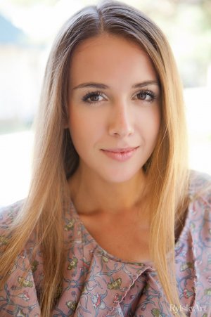 beautiful-lina-diamond-gets-naked-on-the-porch-15 thefappeningblog.com.jpg