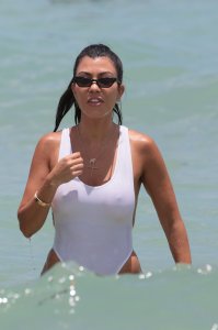 Kourtney Kardashian Sexy 17 thefappeningblog.com.jpg