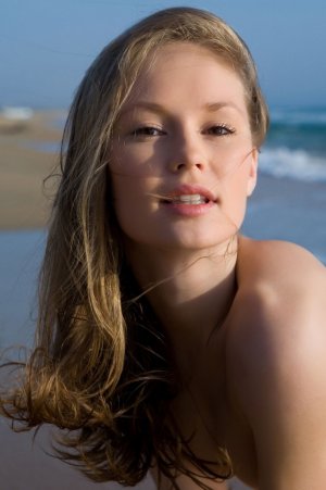 caesaria-a-begirada-02 thefappeningblog.com.jpg