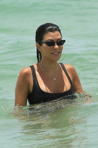 Kourtney Kardashian Sexy 19 thefappeningblog.com.jpg