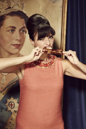 Gizzi-Erskine-eating-food.jpg