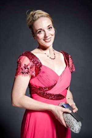amanda-abbington-cleavage.jpeg