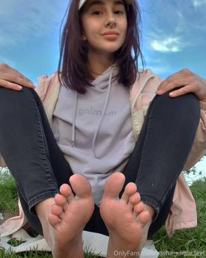 sasha-s-little-feet_thefappeningblog.com_0002.jpg