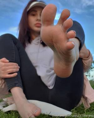 sasha-s-little-feet_thefappeningblog.com_0034.jpg
