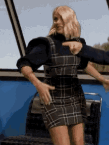 holly-willoughby-ass (1).gif