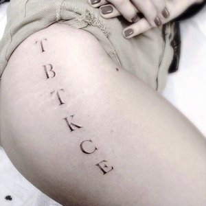 chloe-grace-moretz-initials-thigh-tattoo-500x500.jpg