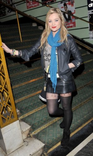 laurawhitnme-420x700.jpg